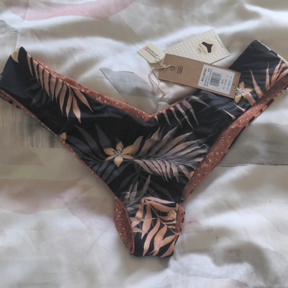 Billabong Safari Nita reversible Fiji bottoms - Picture 1 of 4